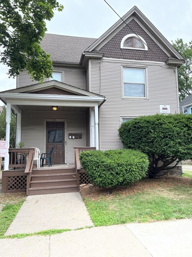 Building Photo - 109 N Thayer Unit 109-4