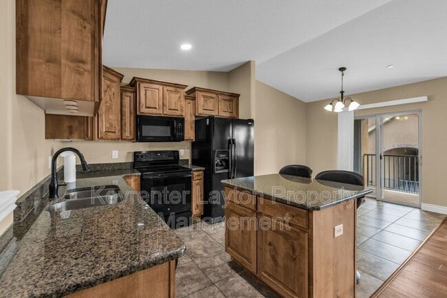 Photo - 905 S Main St