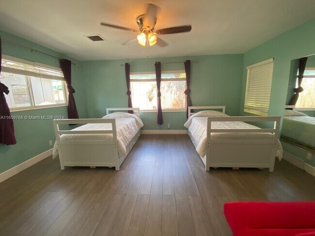 Photo - 1350 NE 30th St