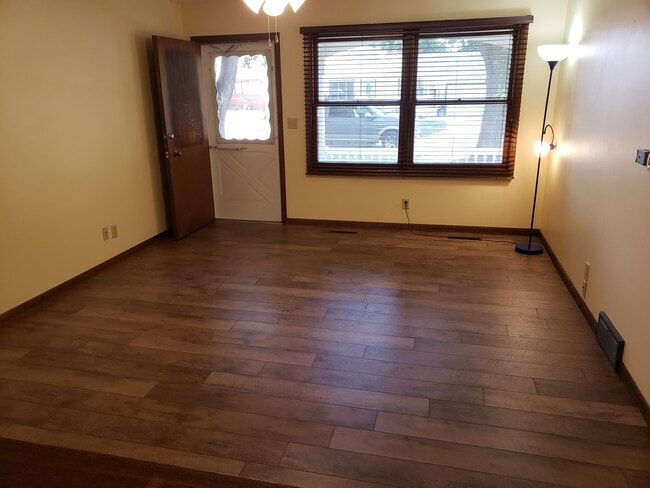 Living room - 911 S Mulberry St