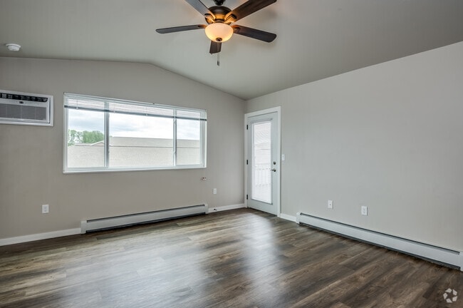 2BR, 2BA - 929SF - Living Room