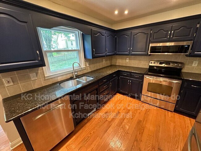 Photo - 8022 Hall St