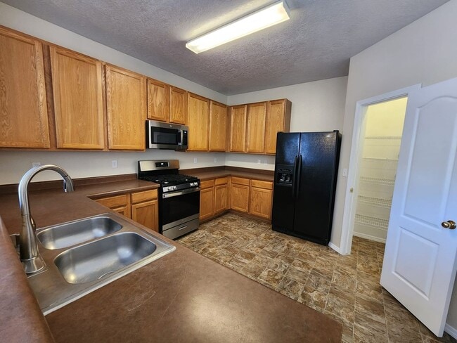 Photo - Amazing, Large 3 Bedroom Home in Southwest Albuquerque. Refrigerated Air, 2 Car Garage