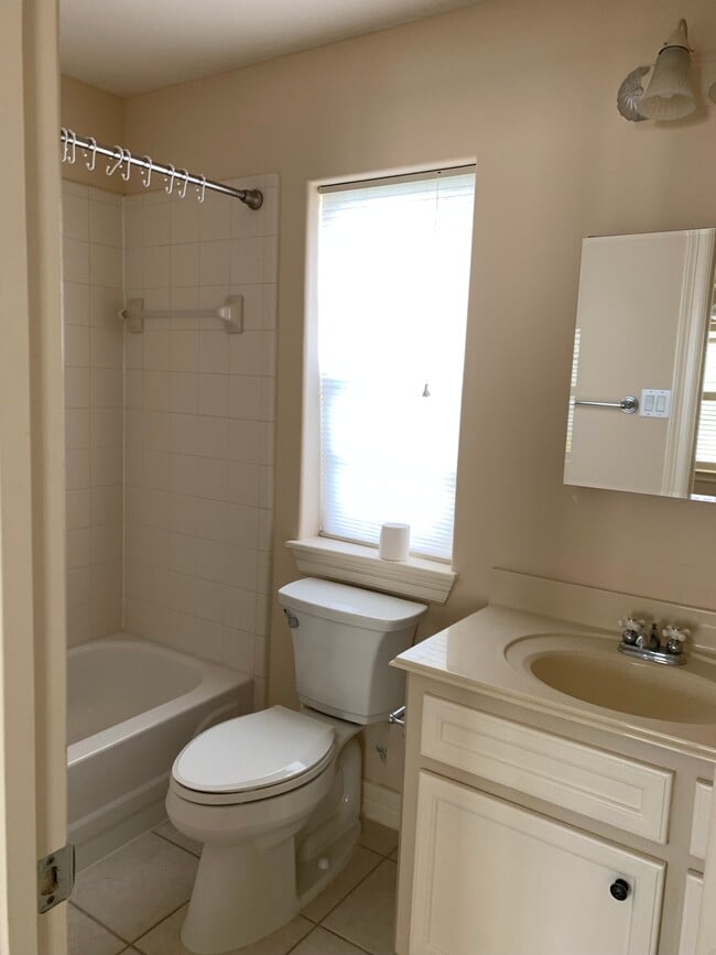 Photo - 4928 Mimosa Dr Unidad Standalone Apt no laundry