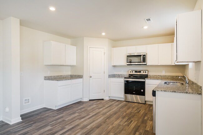 Photo - 669 Savanac St SE