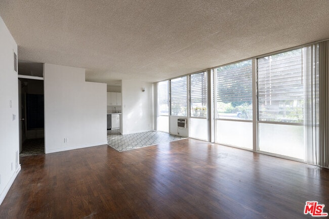 Building Photo - 11133 Rose Ave Unit 9 Rental