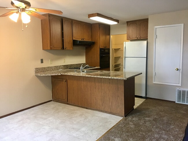 Photo - 1489 St James Pky