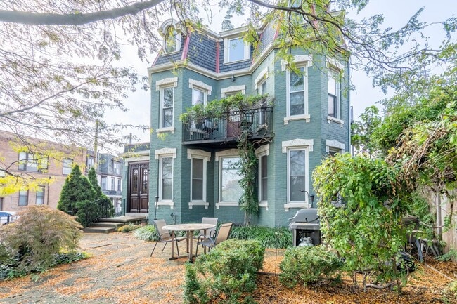 Building Photo - 1371 N High St Unit C