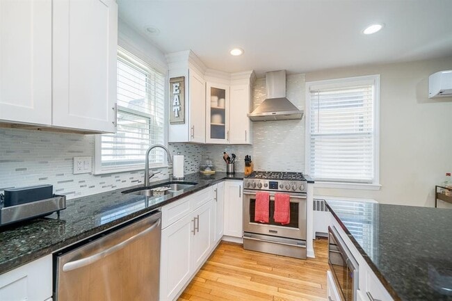 Photo - 118 W 46th St