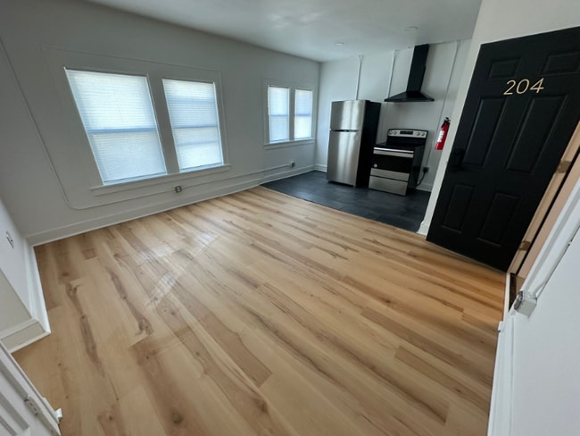 Building Photo - 1384 W 83rd St Rental