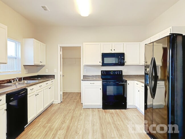 Photo - 8446 Ainsworth St