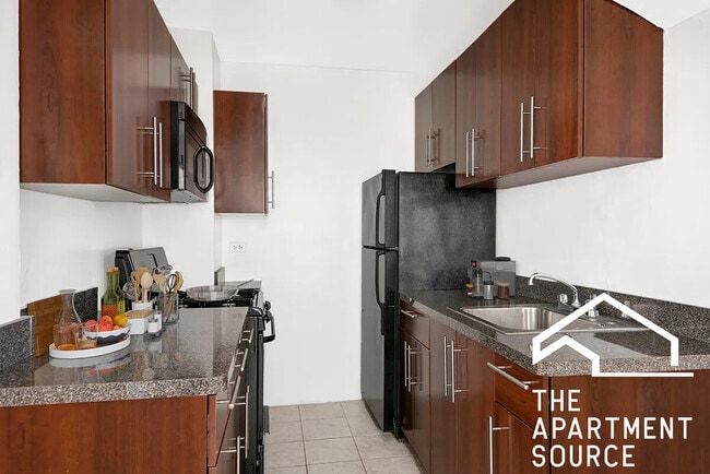 Building Photo - 2756 N Pine Grove Ave Unit 1008