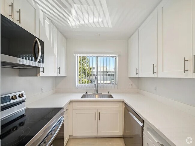 Building Photo - 10435 1/2 Somerset Blvd Rental