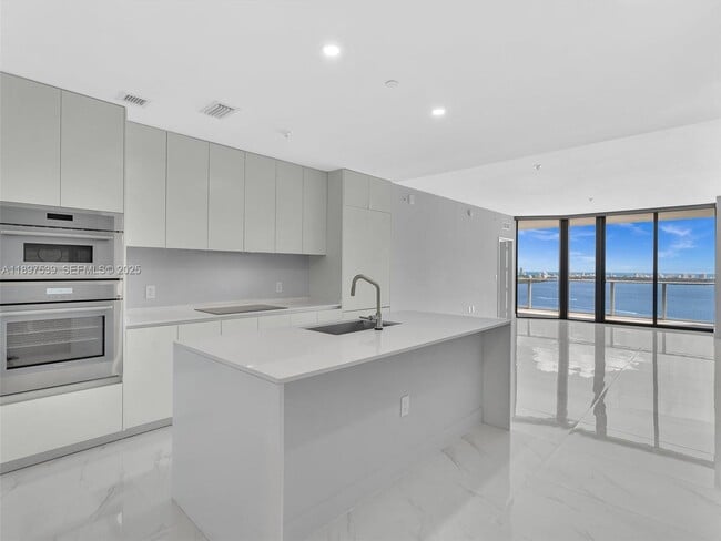 Photo - 700 NE 24th St Unidad 3303