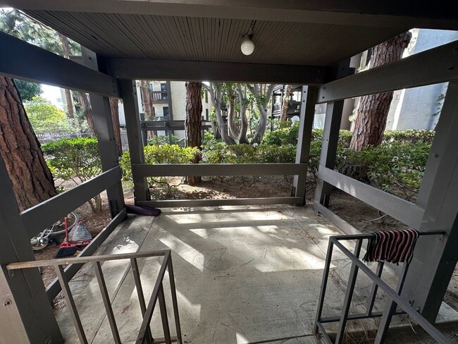 Building Photo - 2 Bed, 2 Bath Condo in Cross Creek Village...