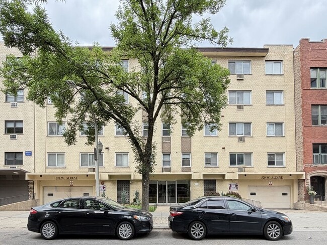 Building Photo - 520 W Aldine Ave Unit 204