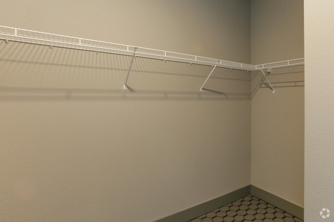 1BR, 1BA - 800 SF