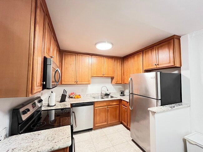 Kitchen - 2316 Lakeshore Ave Unit 10