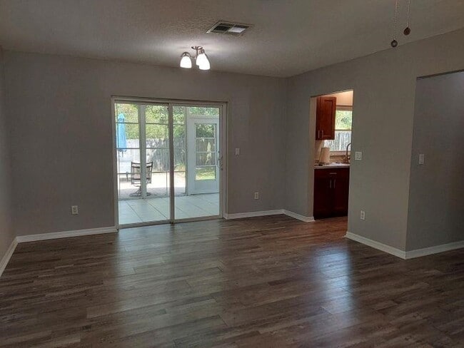 Photo - 264 Costado St