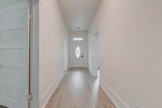 Photo - 1302 Ross St
