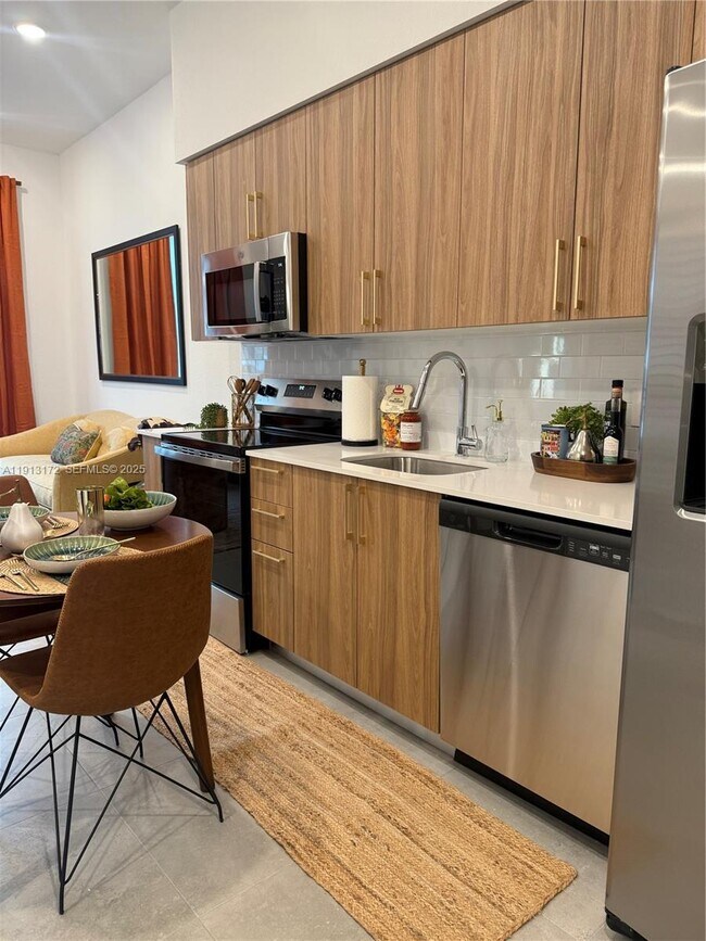 Photo - 2001 Van Buren St Unidad 117