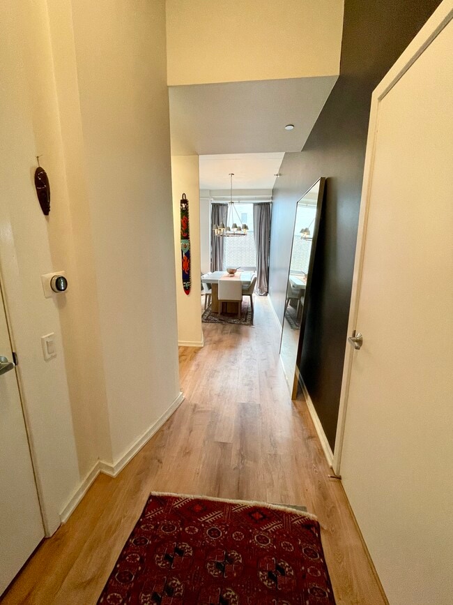 Front Entry - 1000 W Leland Ave Unit Leland