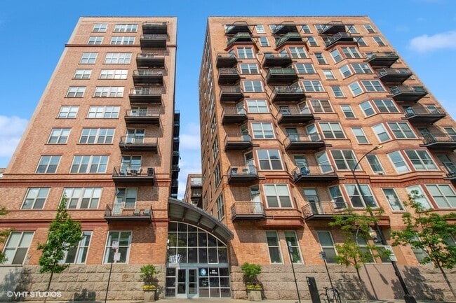 Building Photo - 500 S Clinton St Unit 801