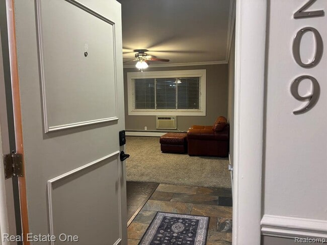 Building Photo - 803 Plate St Unit 209