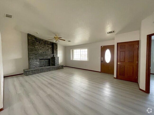Building Photo - Charming Corner Home Located in North Cal ...
