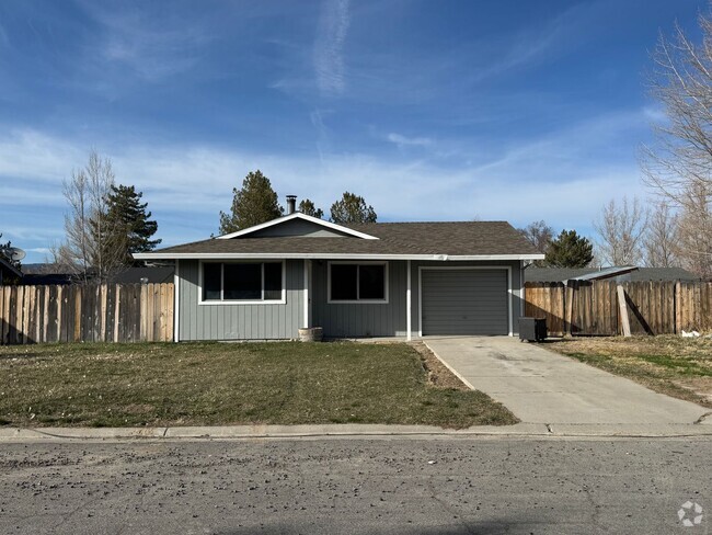 Building Photo - 709-965 Willow St Susanville Ca 96130 Rental