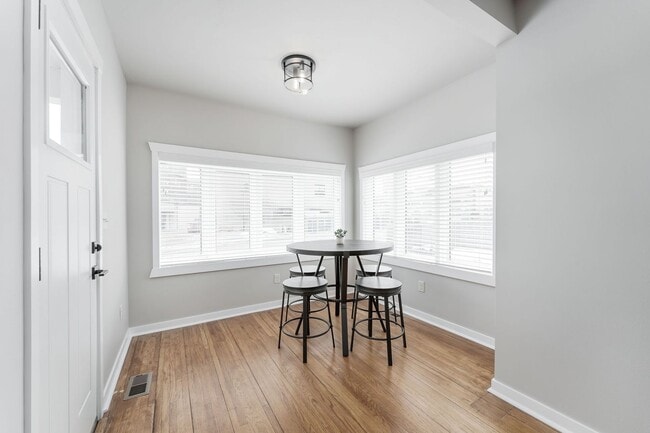 Photo - FURNISHED HOUSE! Short or Long Term! Large Newly Renovated Fully Furnished Modern 5 Bedroom Home ...