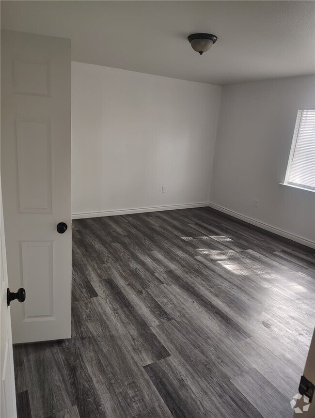 Building Photo - 311 W 44th St Rental
