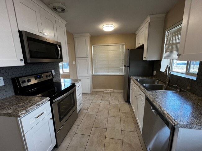 Building Photo - Updated Two Bed One Bath Duplex in Edgewater