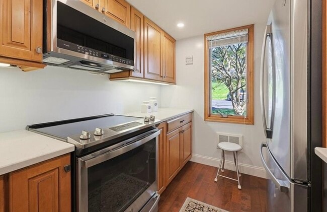 Kitchen with modern appliances - 77 Windward Ln Unit 77 Windward Lane