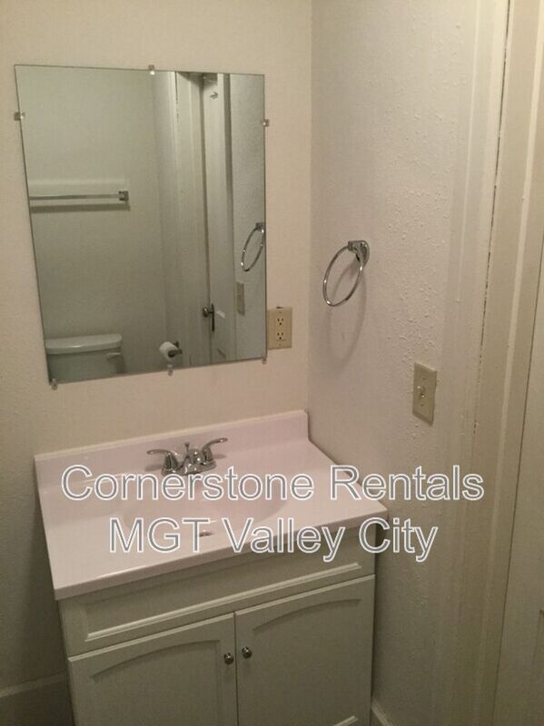 Photo - 264 College St SE