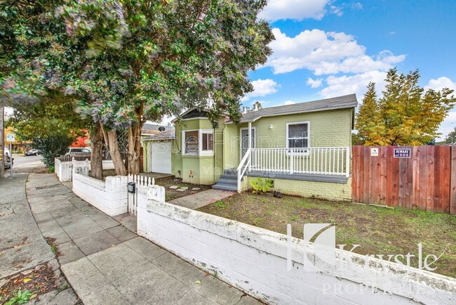 Building Photo - 241 Mayo Ave Unit A