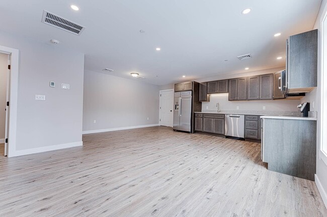 Building Photo - 3 Strafford Rd Unit 1