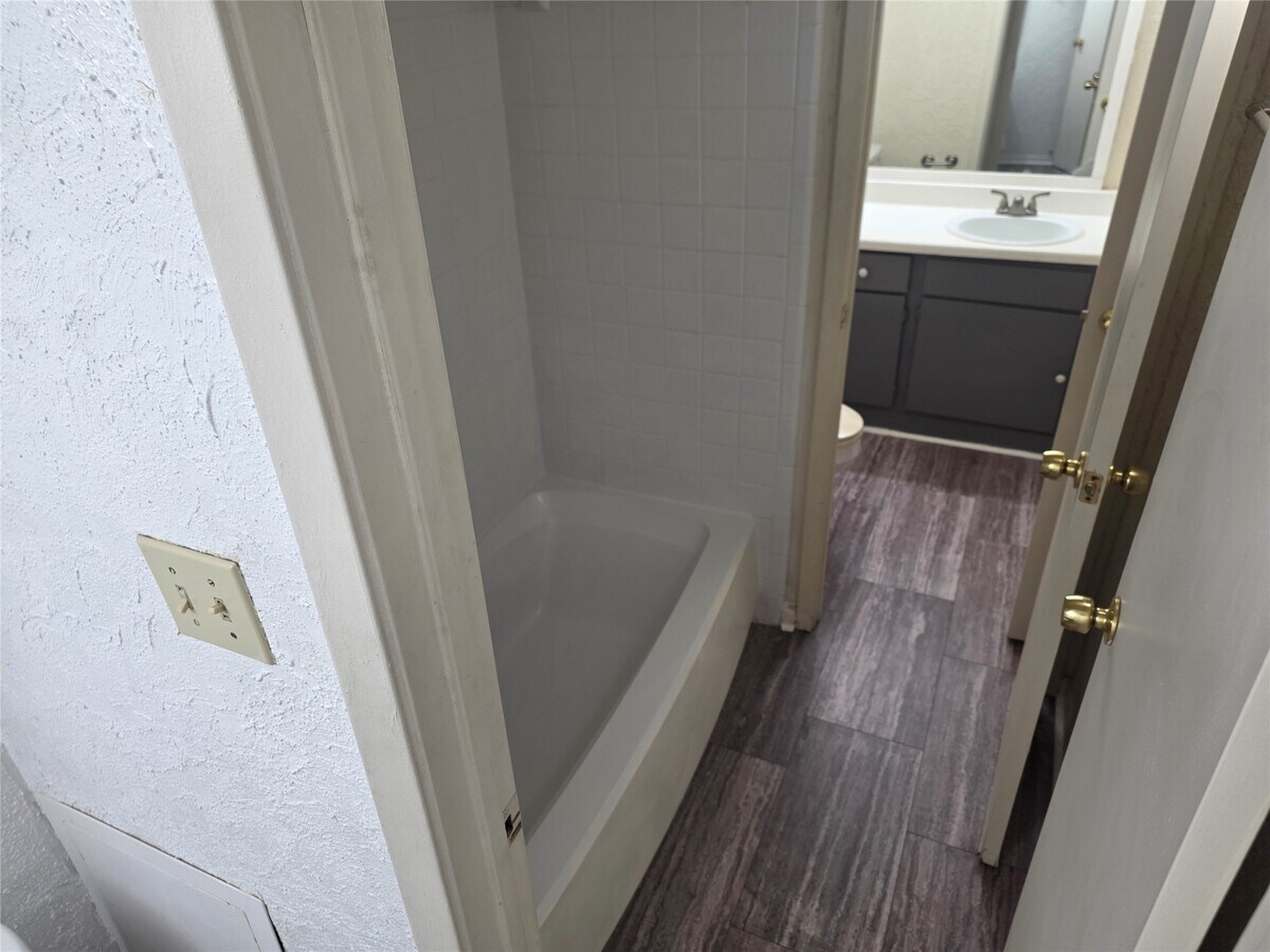 Photo - 3025 Walnut Bend Ln Unit 21