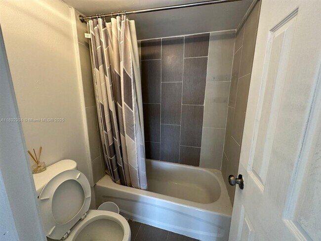 Photo - 1301 NE Miami Gardens Dr Unidad 506W Rental