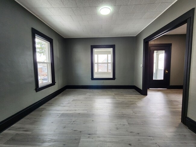 Photo - 3 Bedroom/ 1 Bathroom Single Family Home!