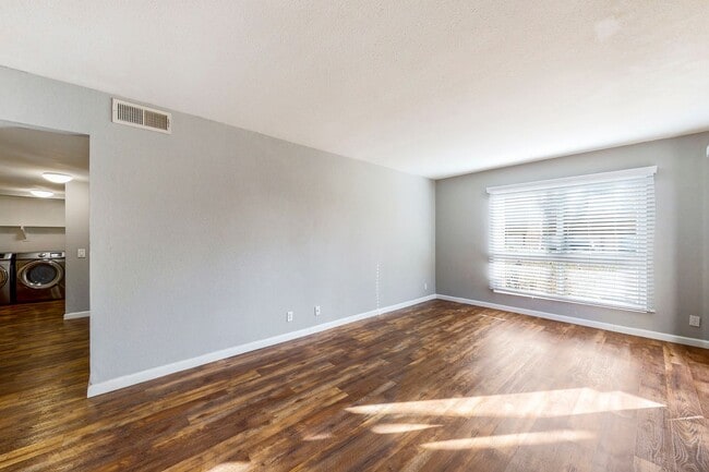 Photo - Great 2 Bedroom / 1 Bathroom Main-Level Un...