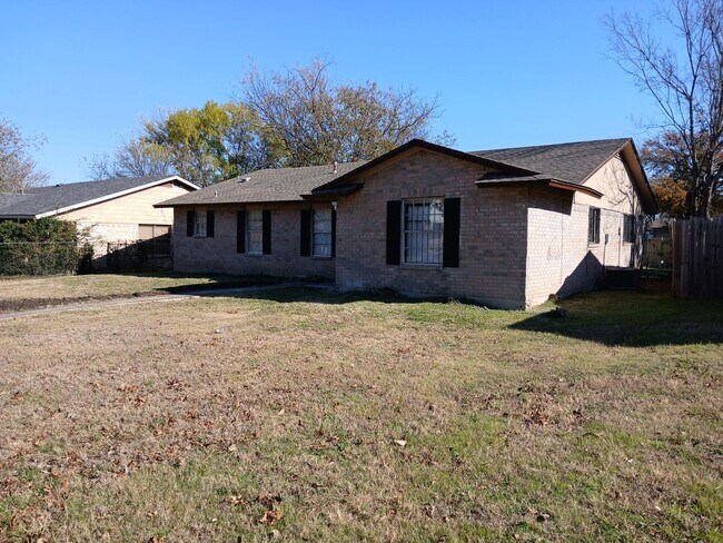 Photo - 3 Bedrooms, 2 Bathrooms, 2 Car Garage Near I-20 and South Polk
