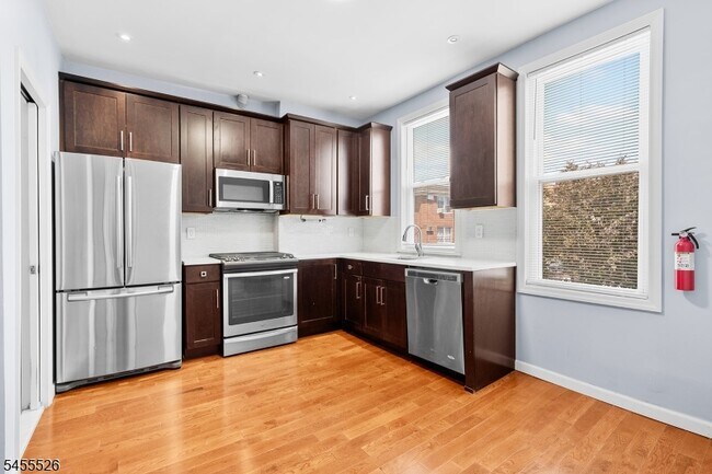 307 Henry St Unit 2