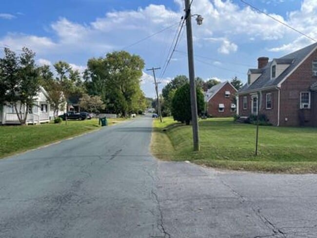 Photo - 3 Bed 1 Bath House with Huge Yard!