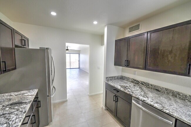 Photo - "Charming 2-Bed, 2-Bath Townhouse Retreat in Tucson – Spacious 1176 Sq Ft Living!"