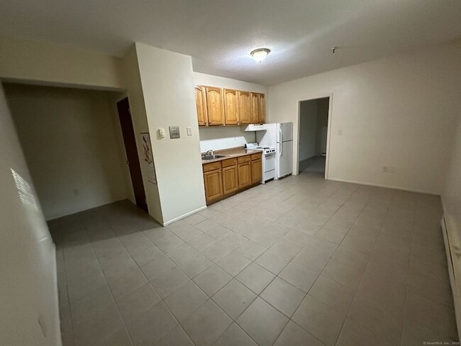 Building Photo - 1660 E Main St Unit 1J Rental