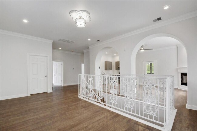 Photo - 200 Mockingbird Ln W