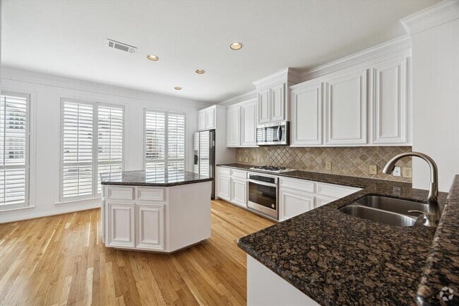 Building Photo - 1812 Matthews St Rental