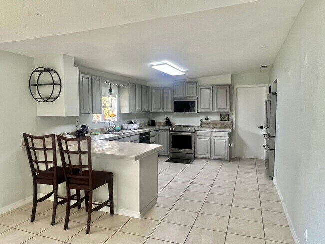 Photo - LARGE Beautifully Renovated 4/3 in Quaint ...
