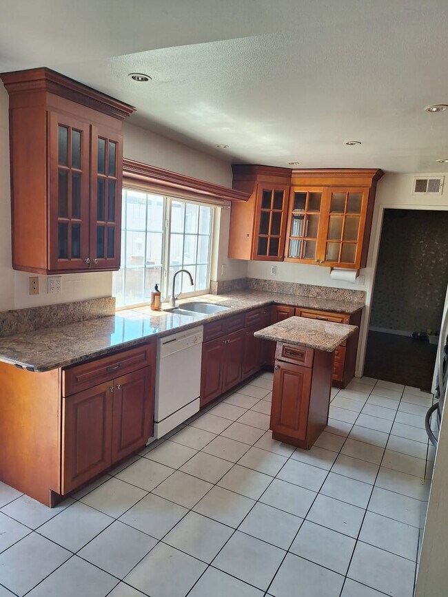 Photo - 14900 Simonds St